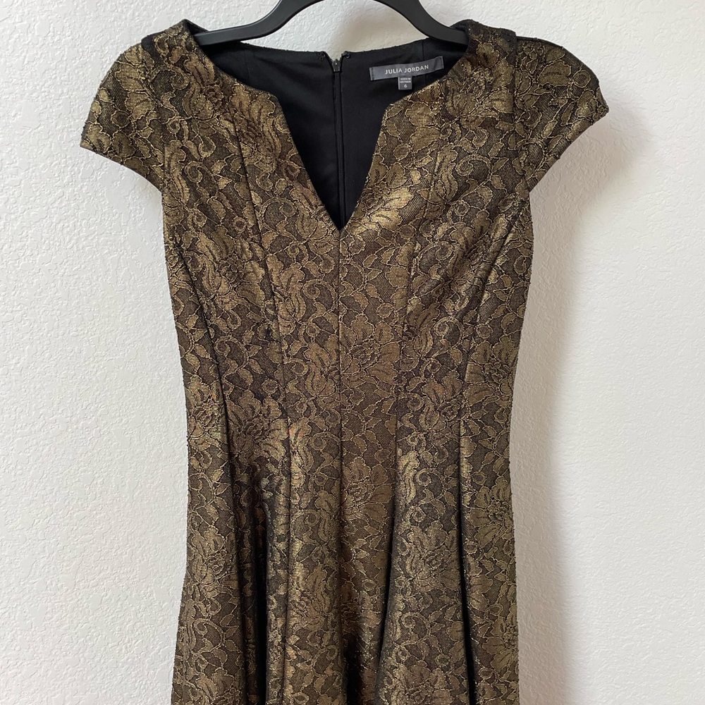 NWOT Beautiful gold and black lace Julia Jordan cocktail/event dress. Size 6.